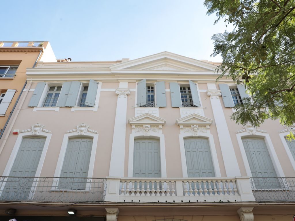 FENÊTRES ET BALCONS :  DEDANS ET DEHORS