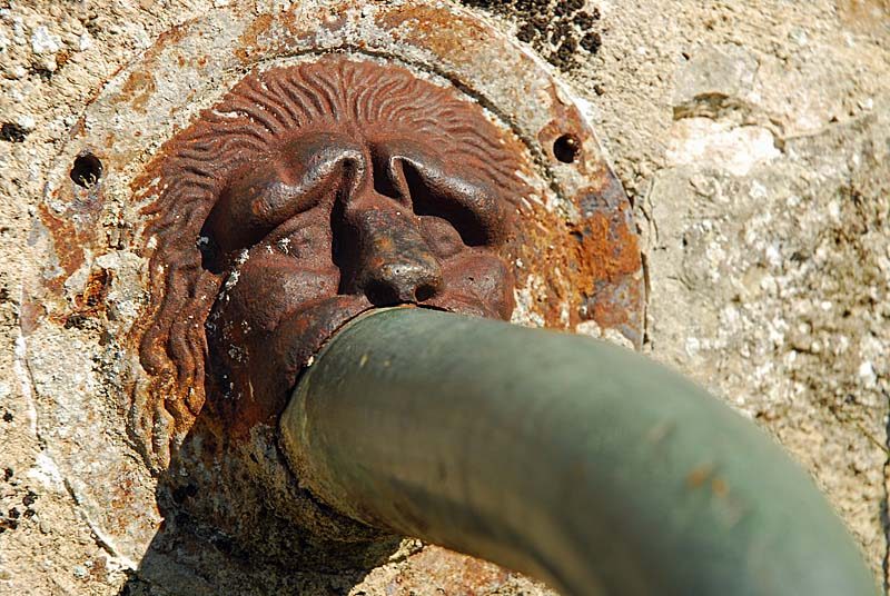 Ancienne fontaine de Charmes