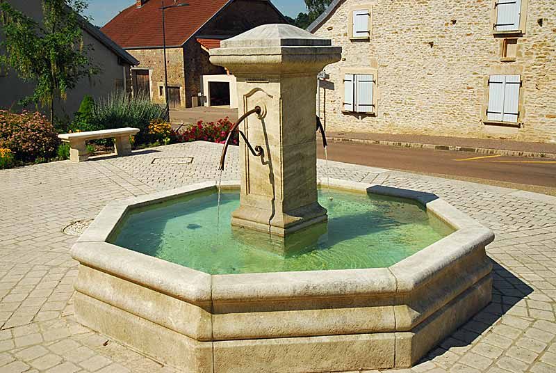 Fontaine de la place Saint-Martin à Verseilles-le-Bas
