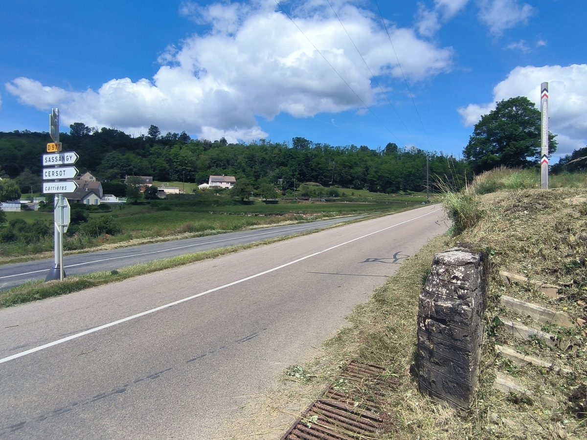 Ligne de démarcation - ancien poste de contrôle allemand - poteau