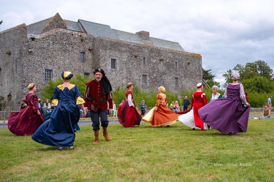 Chants et danses du Moyen-Age et de la Renaissance en costume