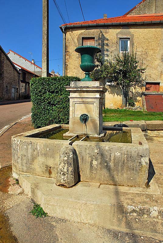 Fontaine de la rue du Four à Chauffourt