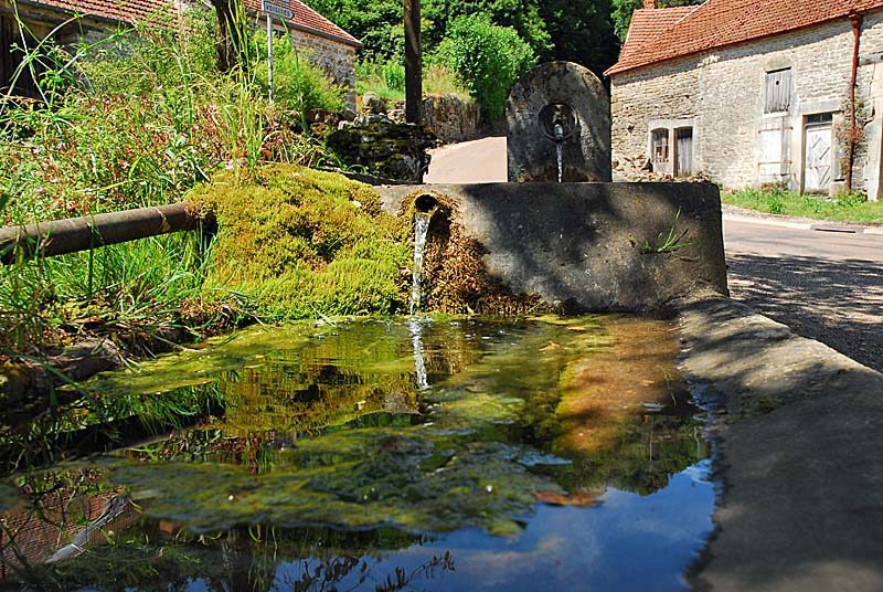 Fontaine de Pisse Doux à Vieux-Moulins