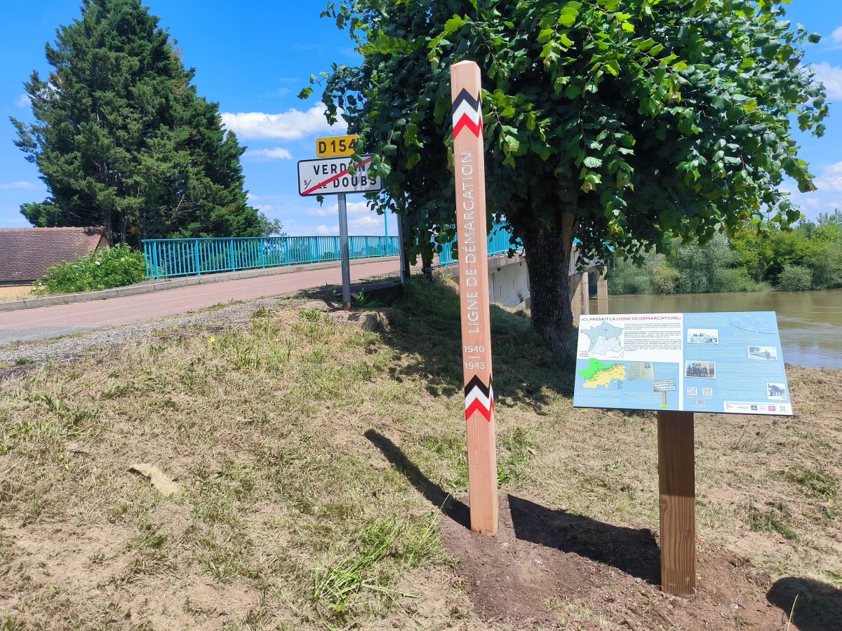 Ligne de démarcation - ancien poste de contrôle allemand - Poteau-pupitre