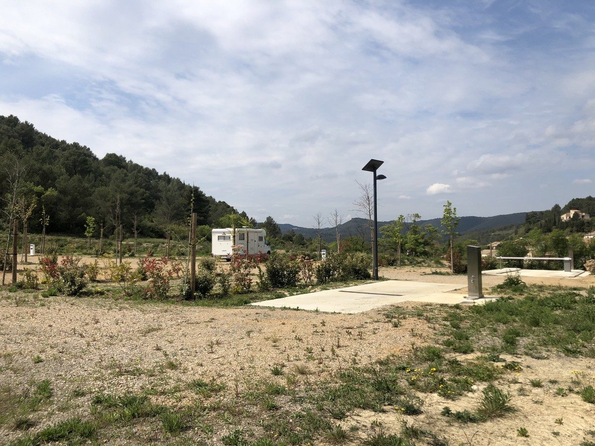 AIRE DE SERVICES POUR CAMPING-CARS
