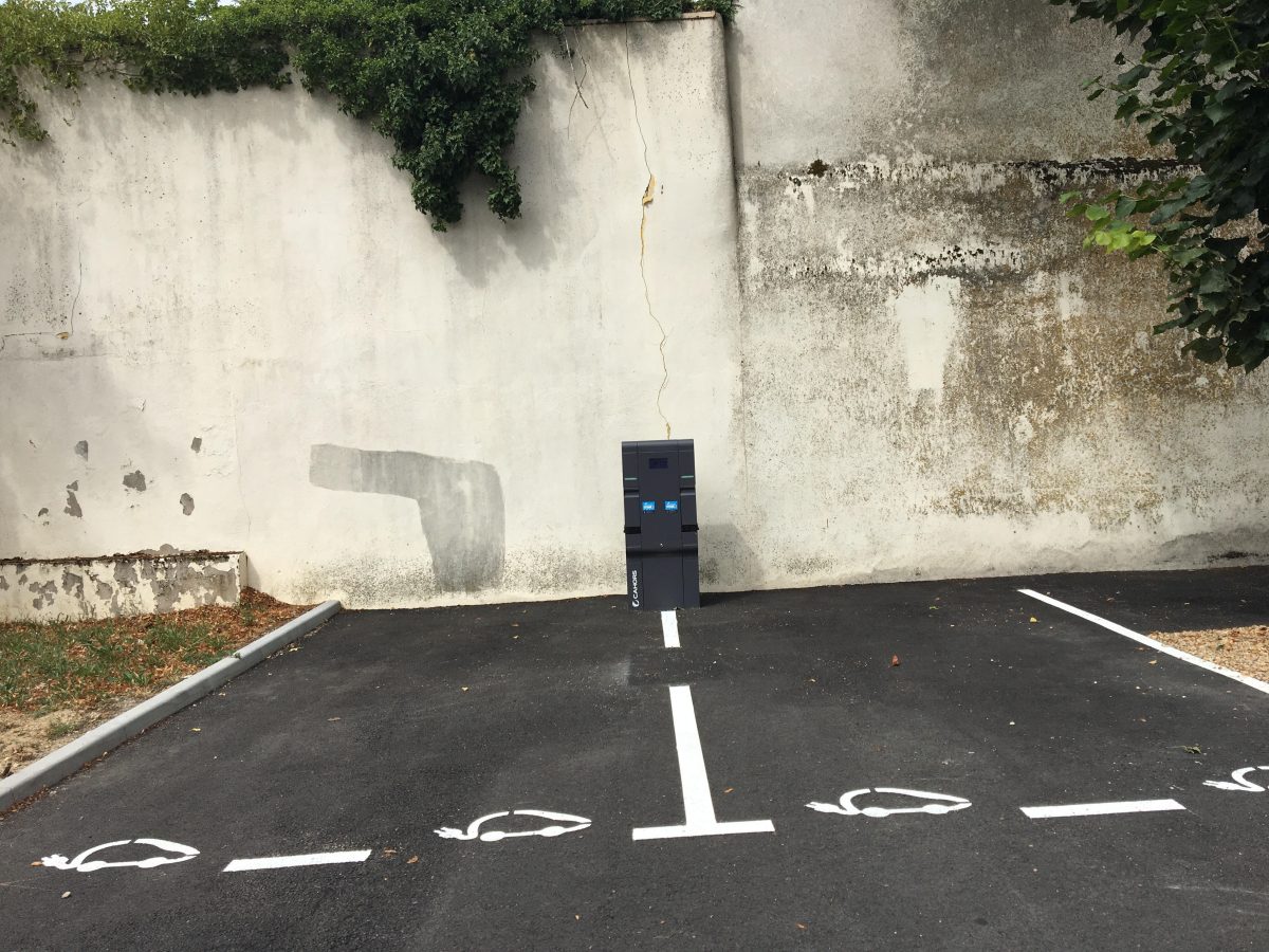 Borne de recharge électrique pour voitures