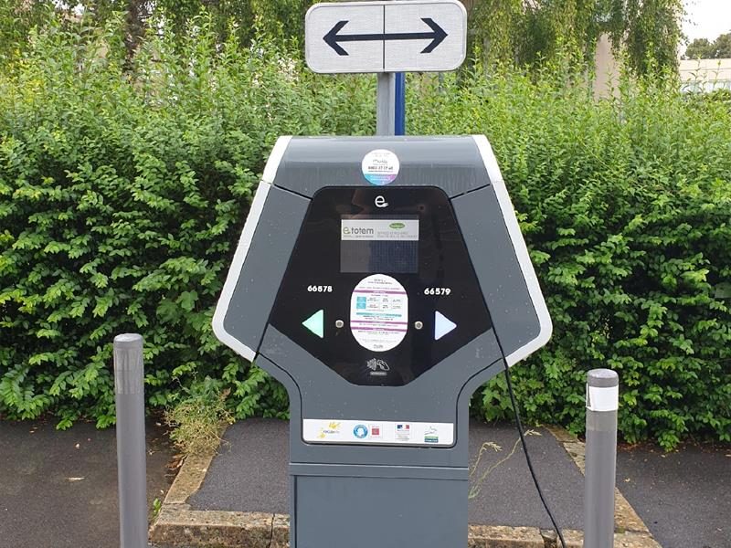Borne de recharge pour véhicule électrique - Place Jeanne d'Arc