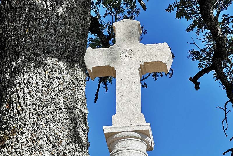 Croix des Frayons à Neuilly-l'Evêque