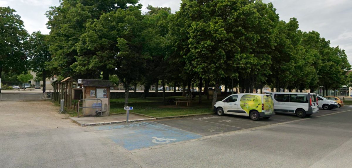 Aire de pique nique - Place de Lussac-les-Châteaux