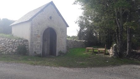 Halte pèlerins sur le GR46 à Cras