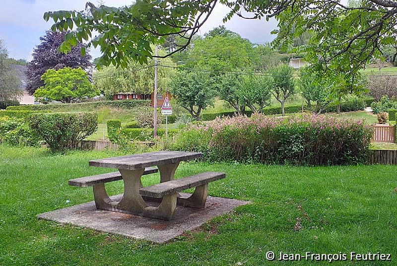 Aire de pique-nique du parking du lac de Charmes