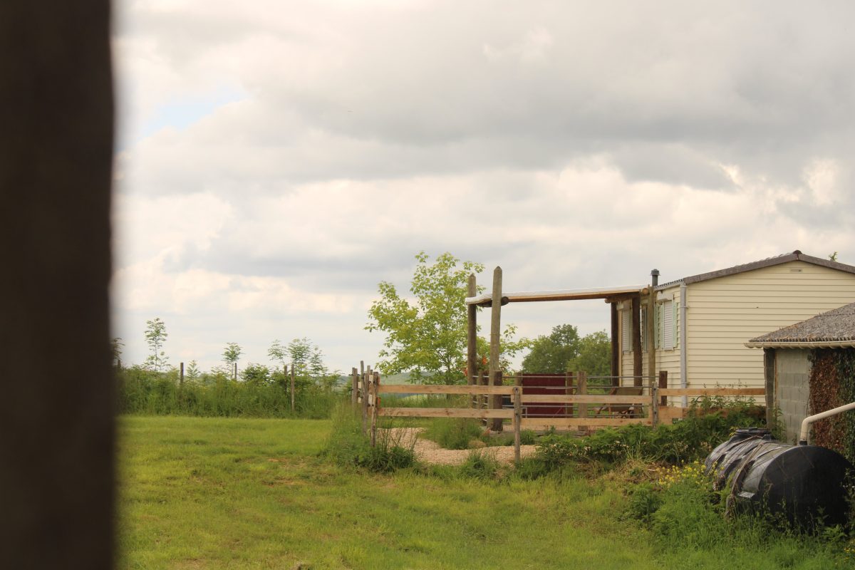 FERME DE CASSARET : MOBIL-HOME FACE AUX PYRENEES