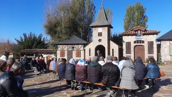 Visite des coulisses du Spectacle Hier Un Village