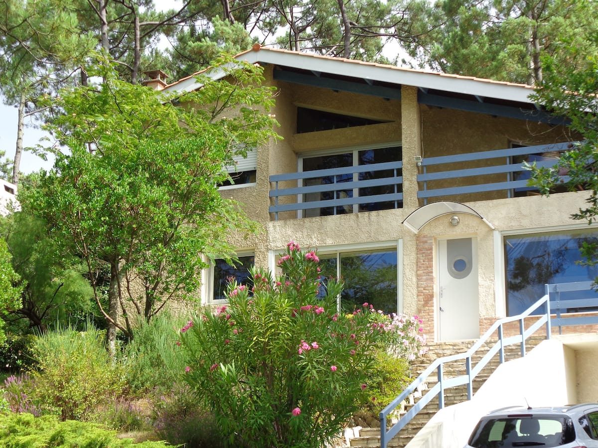Maison à 200 m du lac et 3 km de l'océan dans un cadre de verdure
