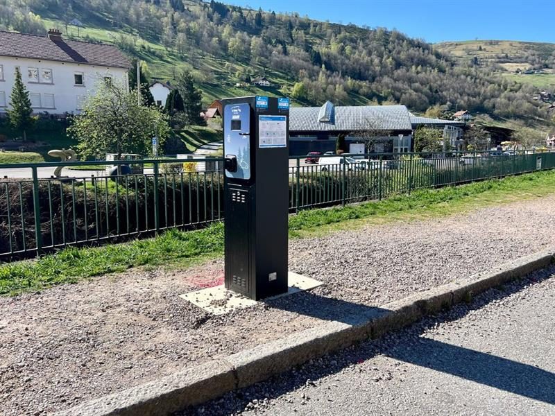 La Bresse - borne de recharge pour voiture électrique - Arrêt de bus, Place du Champtel