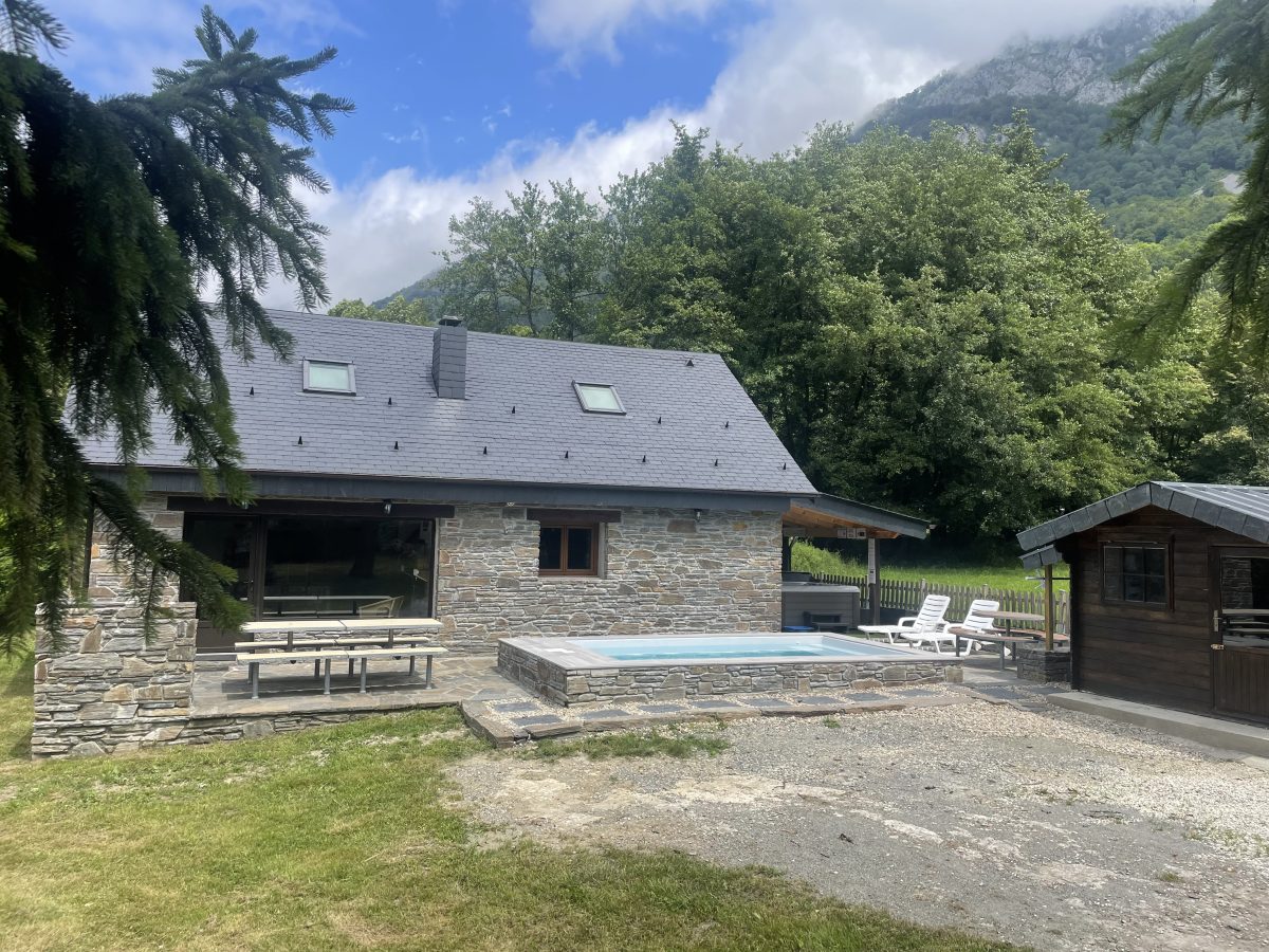 CHALET AVEC SPA - PISCINE MME GUERLIN BOUTX
