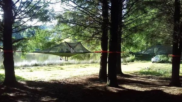 Tentes suspendues de la Rivière