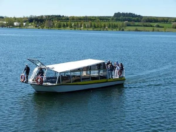 Bateau-promenade Le Papillon Jaune sur le lac de Pareloup (groupes)