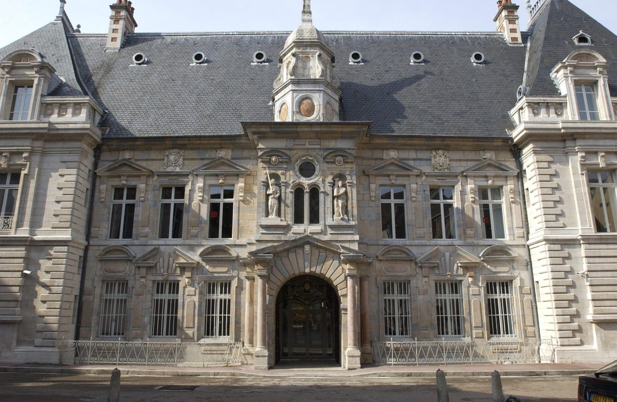 Masques et visages : Hugues Sambin et le foisonnement manieriste