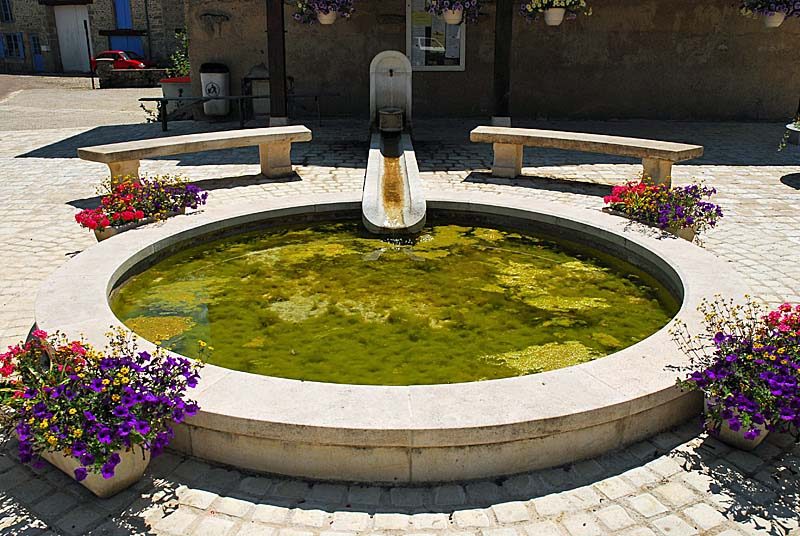 Fontaine de la Charité à Vieux-Moulins