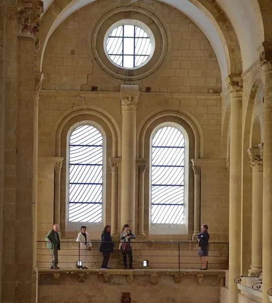 Conques - Visite guidée   Les vitraux de Soulages