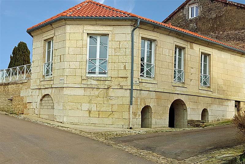 Mairie-lavoir de Perrusse