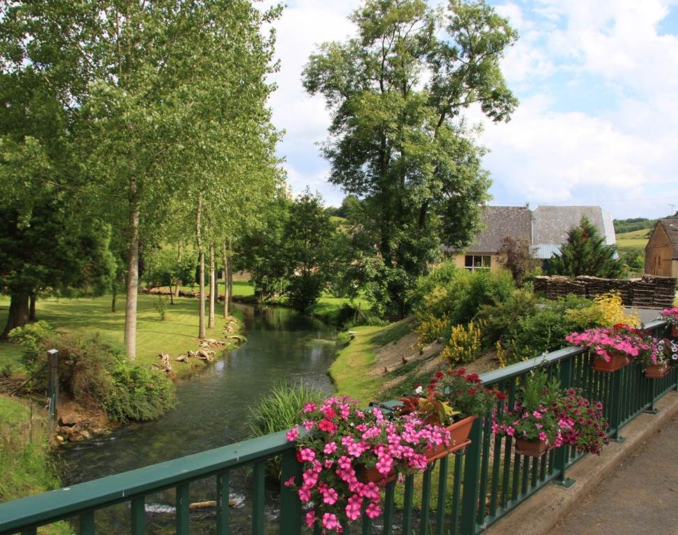 VAUX VILLAINE, Village Fleuri "4 Fleurs"