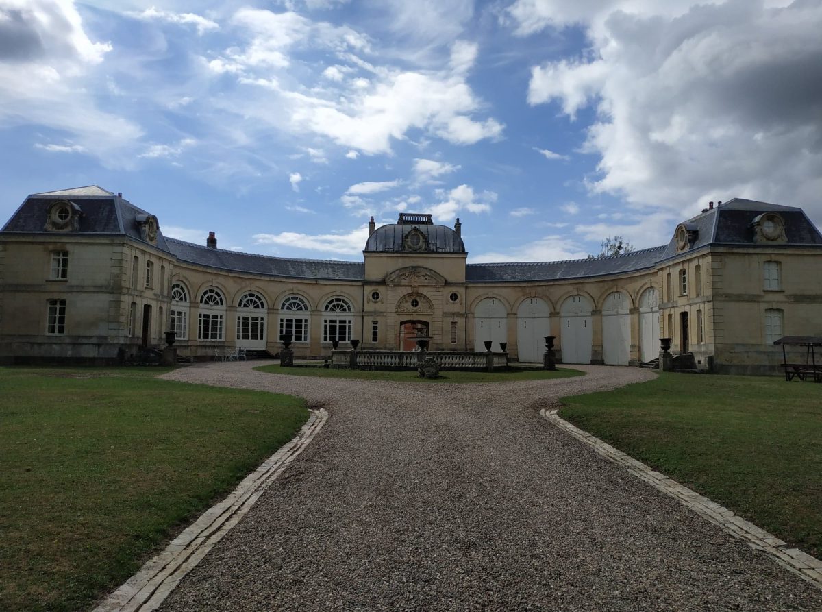 Gîte grand confort  (modulable) dans les écuries du château