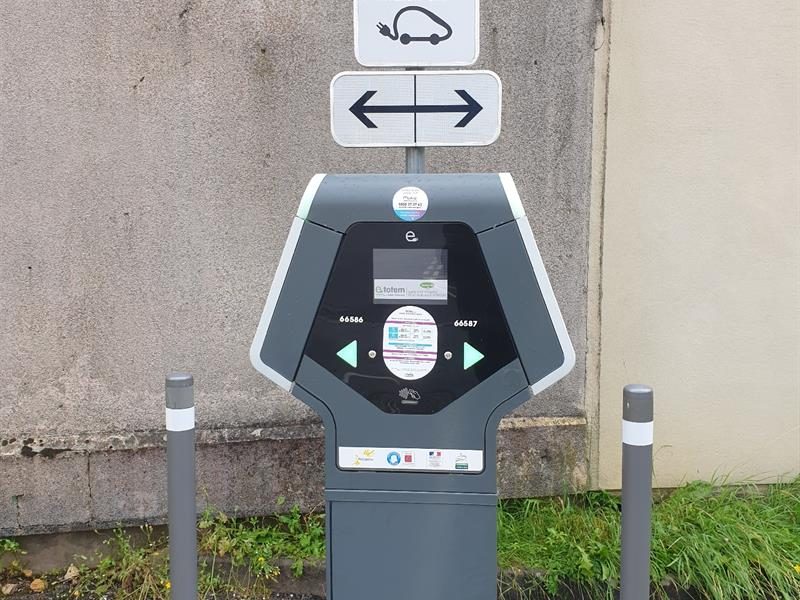 Borne de recharge pour véhicule électrique - Cité d'Anthourd