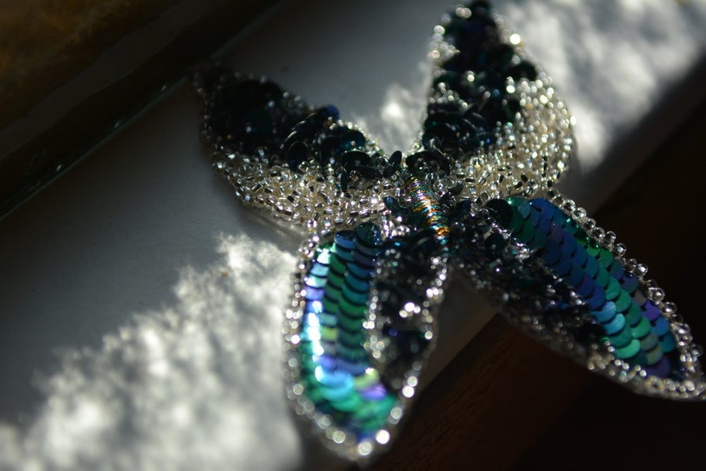 Brodeuse d'art en lumière