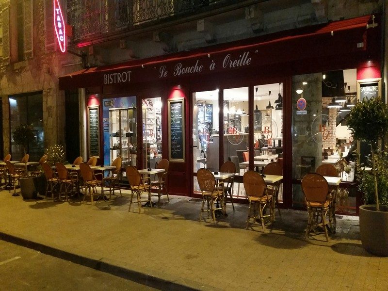 Le Bouche à Oreille