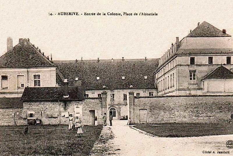 La place de l'abbaye d'Auberive