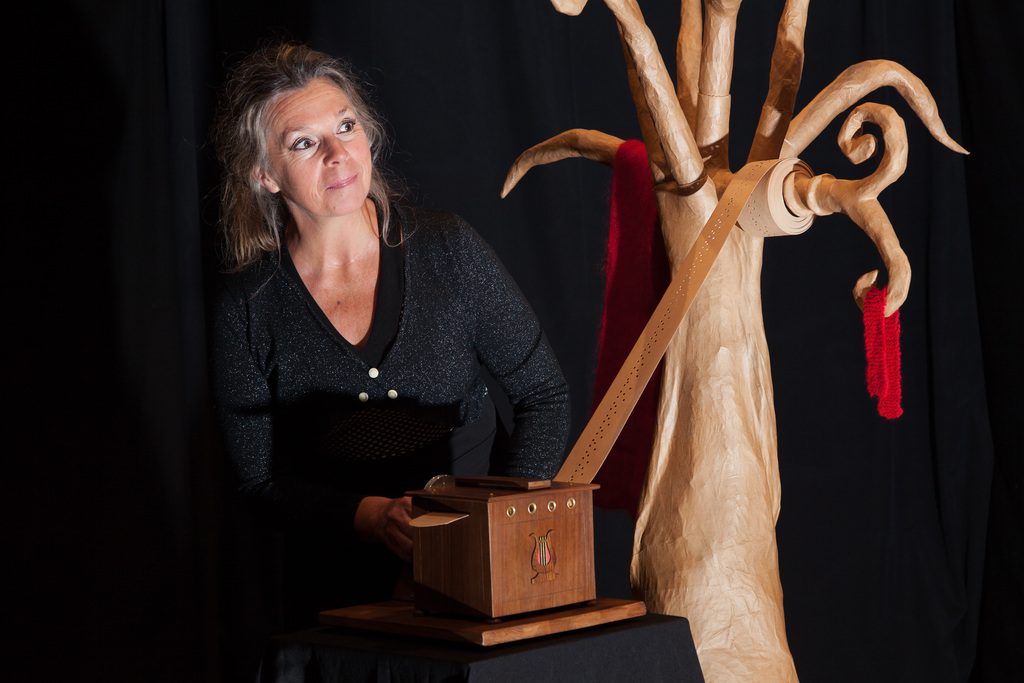 Saison culturelle // Ambassades du Conte : Rouge écharpe Florence Férin [Compagnie C’est-à-Dire]