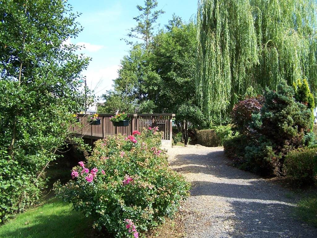 TOURNES, Village Fleuri "2 Fleurs"