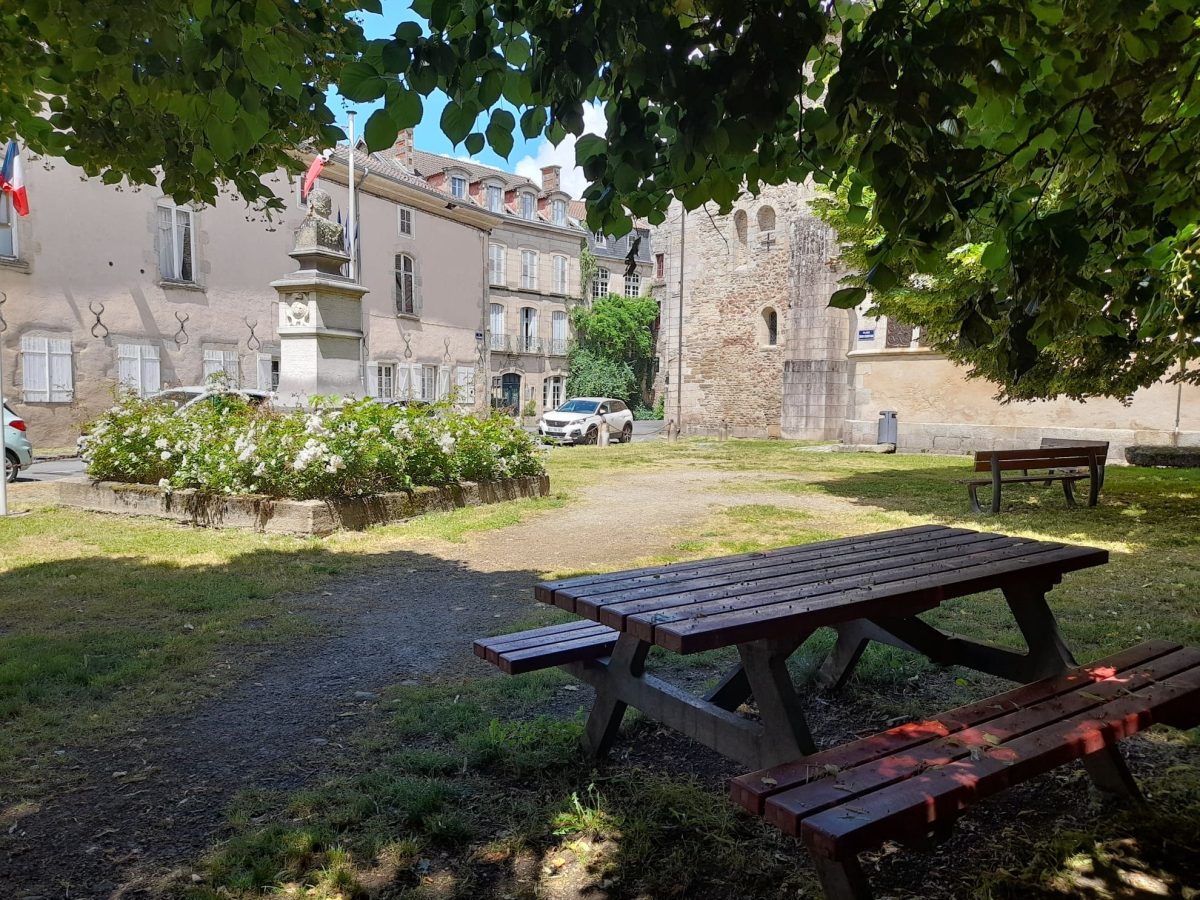 Aire de pique-nique à côté de la collégiale