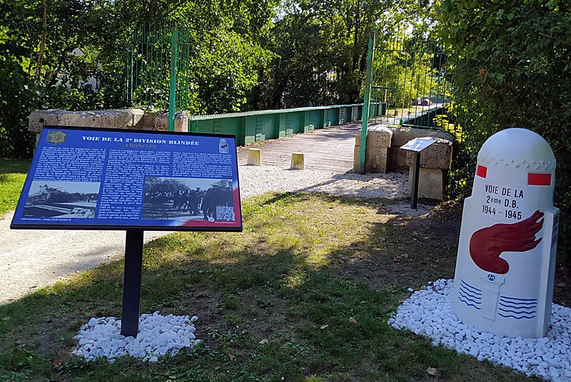 Pont de la 2ème DB et borne commémorative de la Voie de la 2ème DB