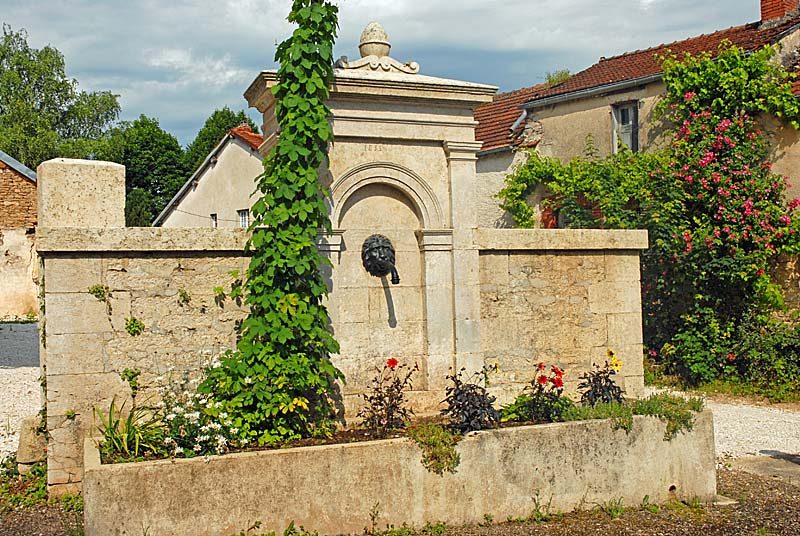 Ancienne fontaine de Rivière-les-Fosses