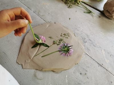 Création d'un herbier en argile, au musée gallo-romain