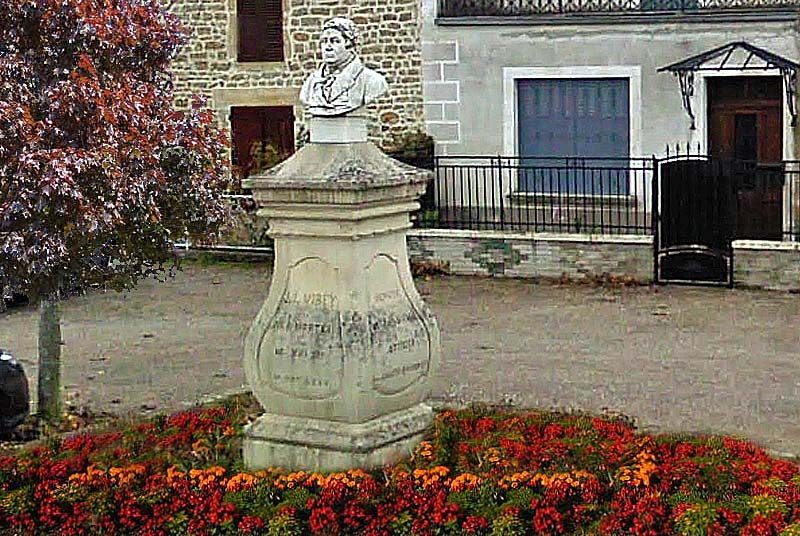 Buste de Julien-Joseph Virey à Hortes