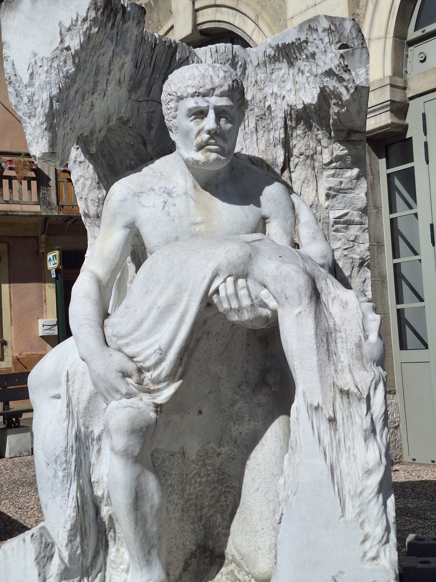 STATUE : LA LÉGENDE DE PYRÈNE