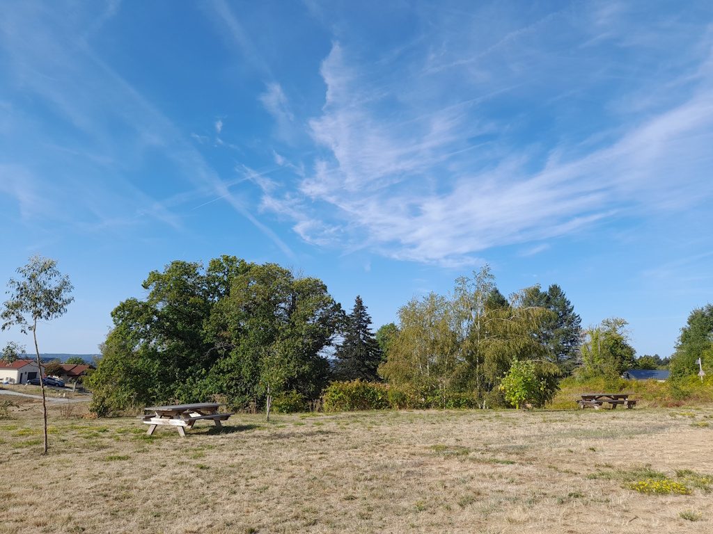Tables de pique-nique de l'aire de covoiturage
