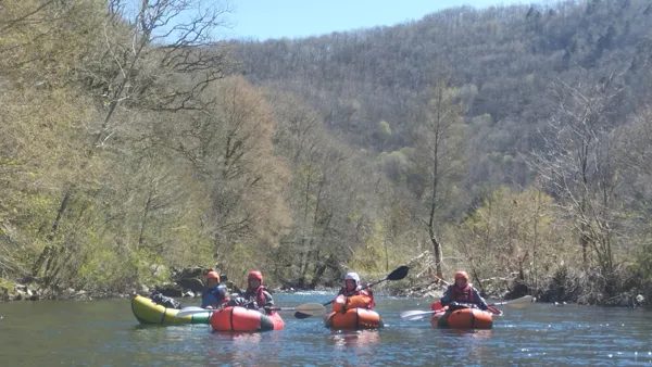 Packrafting en eau vive encadré dans les gorges du Lot à la 1/2 journée