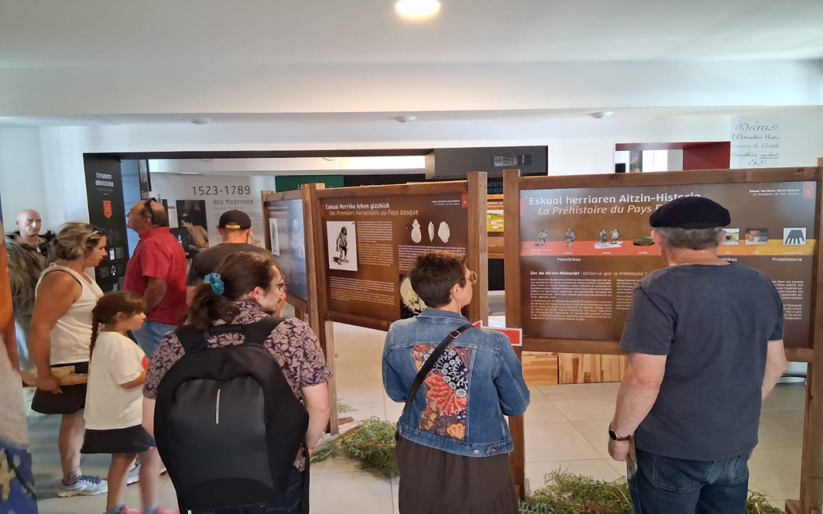 Visite du centre d'interprétation Mehaka sur la Basse Navarre et du village de Baigorri en basque. Mehakaren bisita eta Baigorriko bisita
