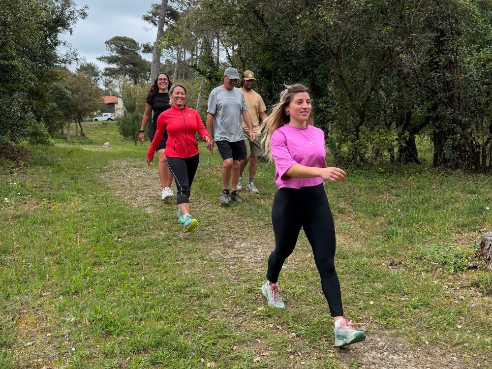 Marche sportive en forêt