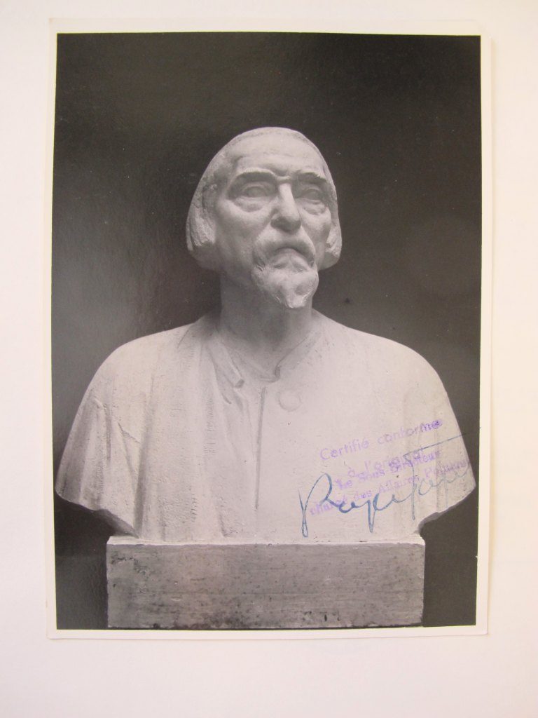 LA STATUE DU BUSTE DE JEAN MARIE MENGUE