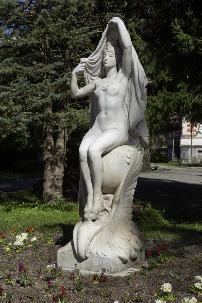 LA STATUE ISIS SE DÉVOILANT