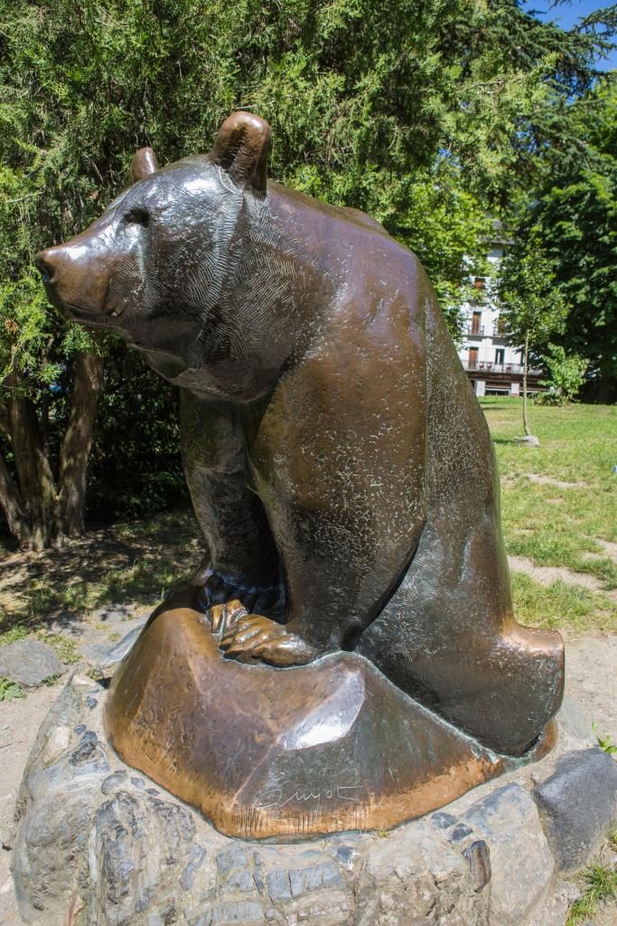 LA STATUE DE L’OURS EN BRONZE