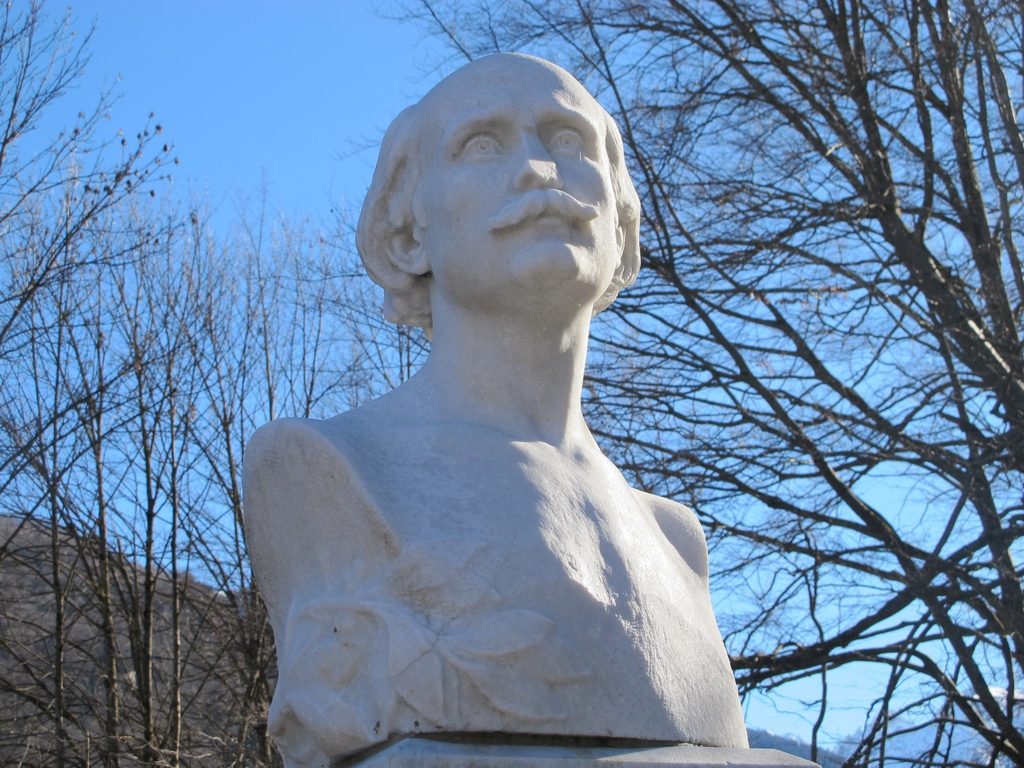LA STATUE DU BUSTE D’EDMOND ROSTAND