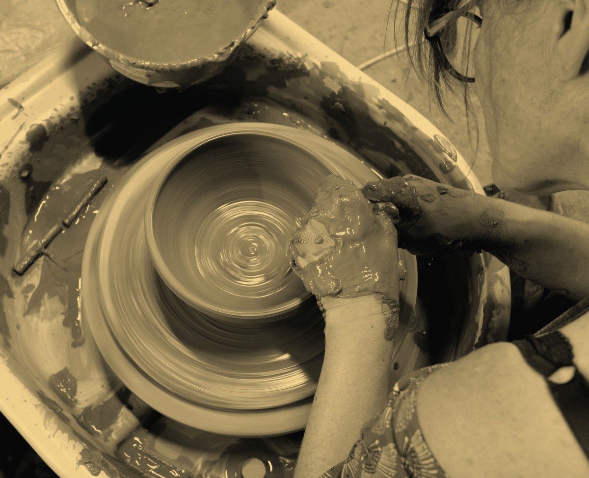 EN COULISSE, VISITE DE L'ATELIER DE POTERIE ET DÉMONSTRATION