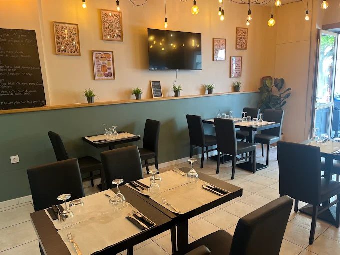 LA TABLE DU POUGET